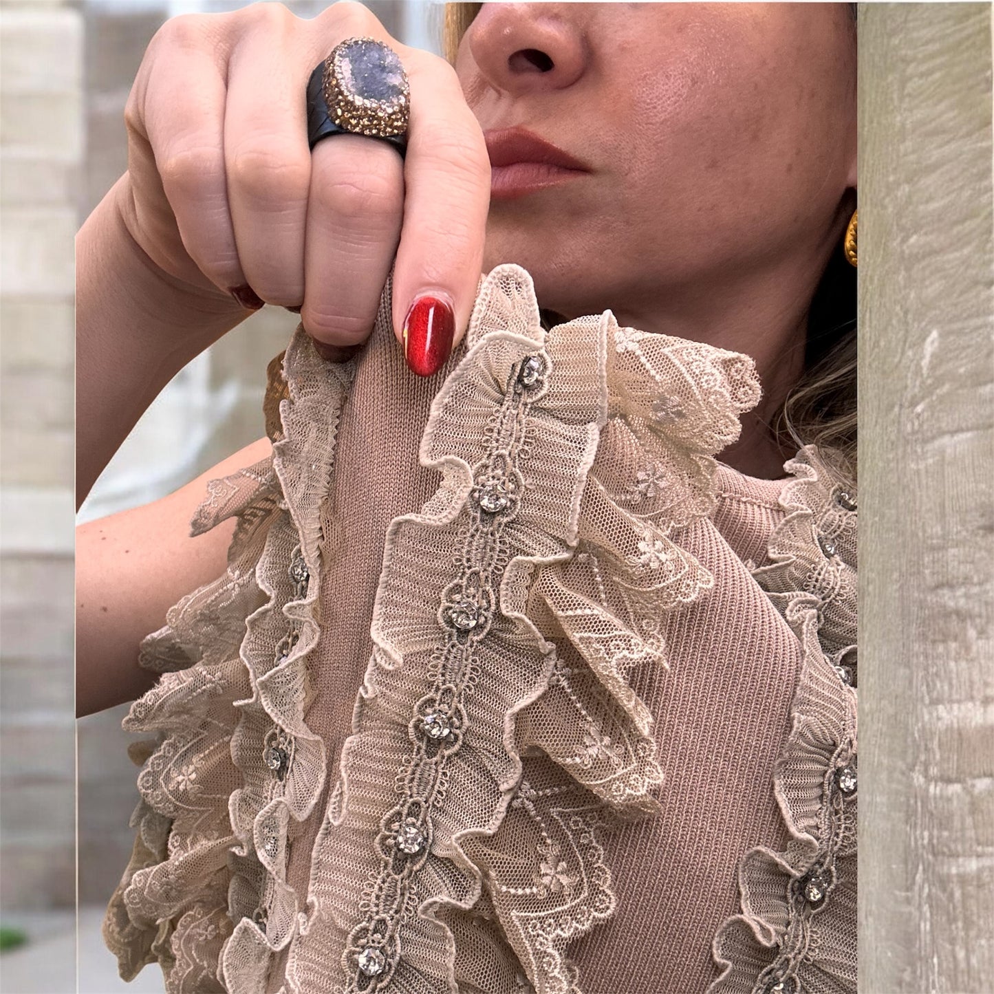Blusa Nude Couture Volantes con Detalle Joya