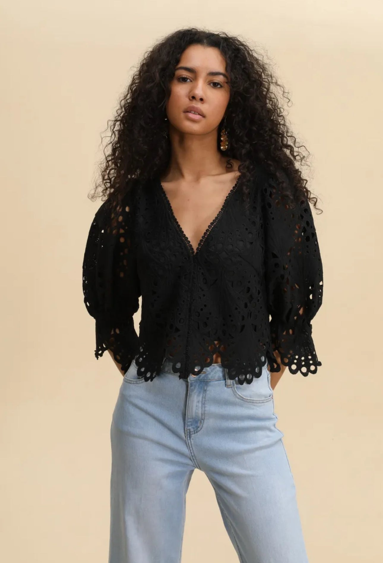 Camisa negra bordada Francesa