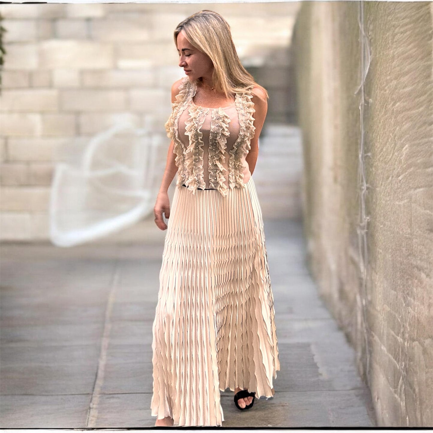 Blusa Nude Couture Volantes con Detalle Joya