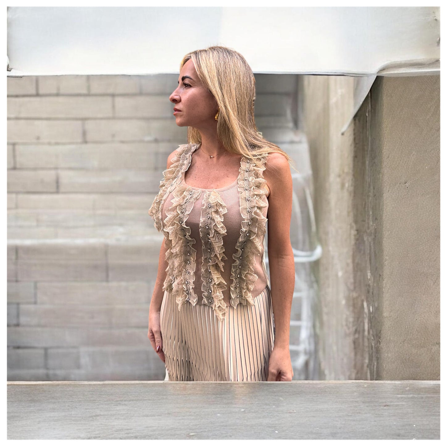 Blusa Nude Couture Volantes con Detalle Joya