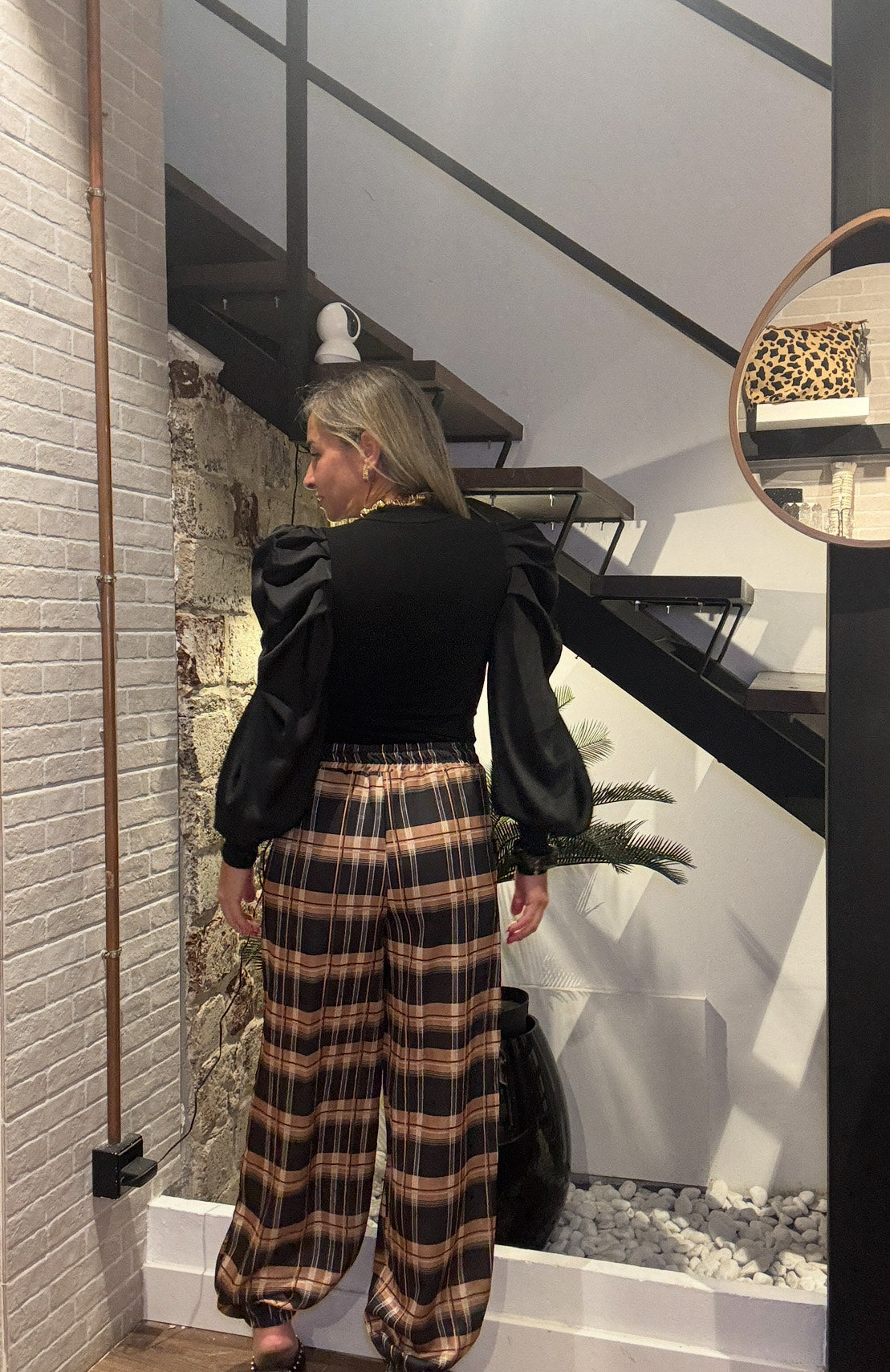 Pantalón satinado cuadros marrón